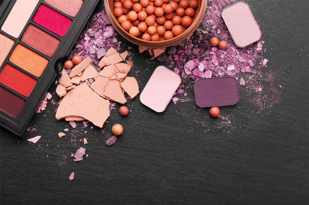 Palette arrangements that simplify quick makeup applications on busy days